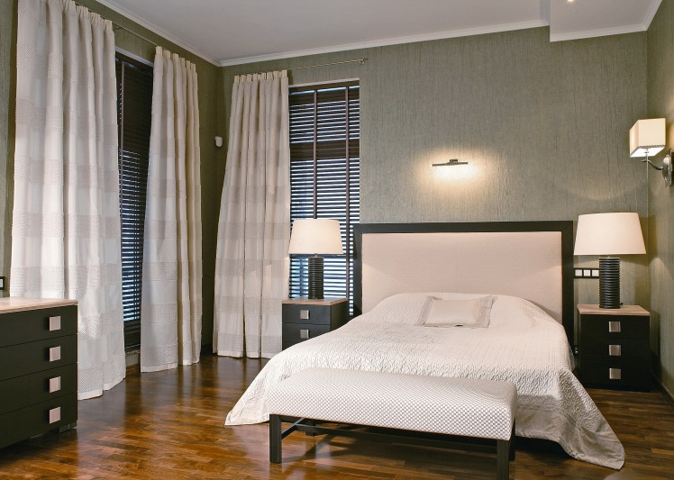finestra d'angolo nella camera da letto