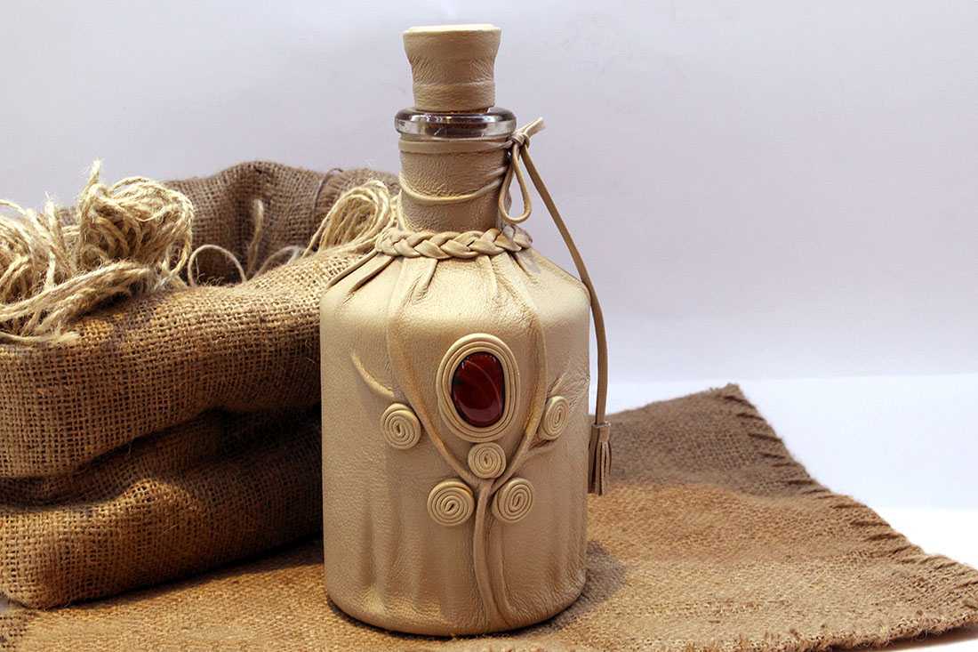 decorazione bottiglia con pelle
