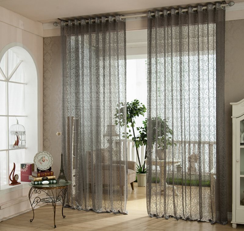 Tulle voile grigio chiaro sulla porta