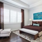 Tende in voile marrone chiaro per l'interno della camera da letto