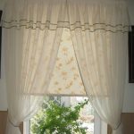 Tulle bianco su una finestra di plastica
