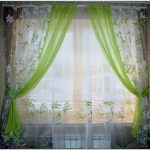 Decorazione per finestre con velo di diversi colori