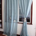 Tende lunghe fino al pavimento in tulle blu