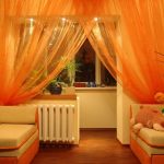 Tulle arancione nell'interno del soggiorno