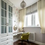 Decorare una finestra con tende corte