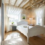 Design della camera da letto con tende in voile
