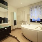 Tenda francese all'interno del bagno