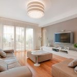 Soggiorno moderno con tende in tulle