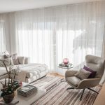 Cuscini decorativi su una sedia girevole