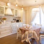 Tende luminose in cucina in stile provenzale