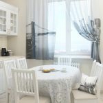 Tovaglia bianca con motivo sul tavolo della cucina