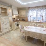 Tende floreali sulla finestra della cucina