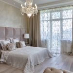 Lampadario in vetro all'interno della camera da letto