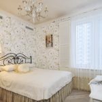 Interno della camera da letto con carta da parati di carta