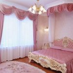 Tessuti rosa nella camera da letto di una donna