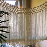 Piccola tenda su una finestra con telaio in legno