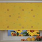 Tenda a rullo gialla brillante per la finestra della cucina