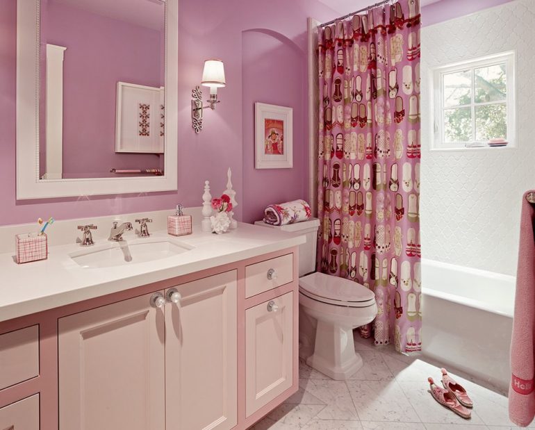 Bagno rosa con tenda luminosa