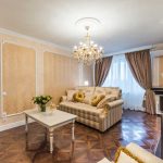 sala con tende di broccato