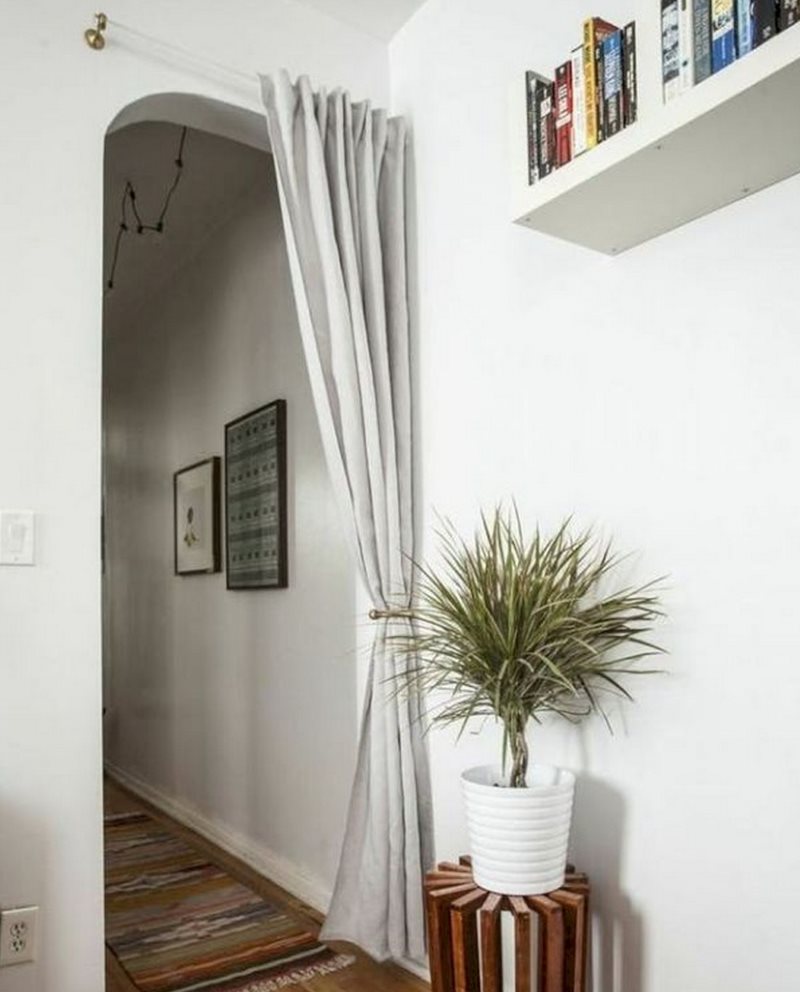 Decorare una porta con una tenda dritta