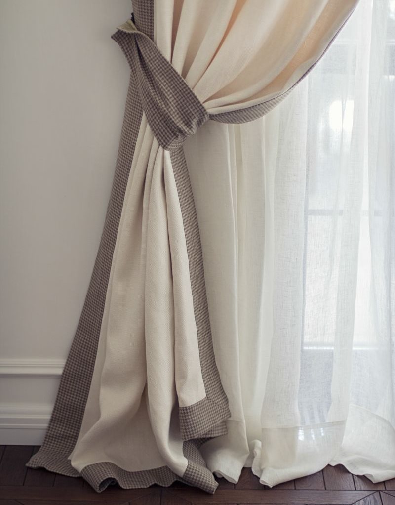 Tenda beige con fermatende e bordo