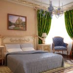 Tende verdi e tulle bianco per una finestra nell'angolo della camera da letto