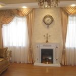 tende gialle sulla cornice del soffitto