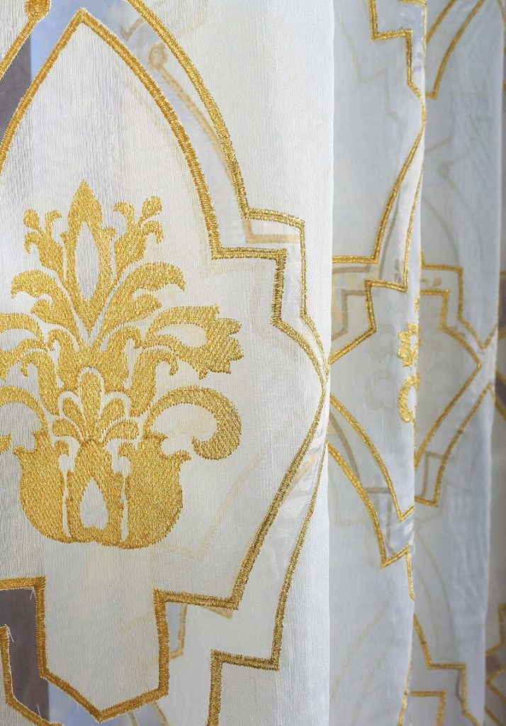 Ricamo in oro su tulle di lino