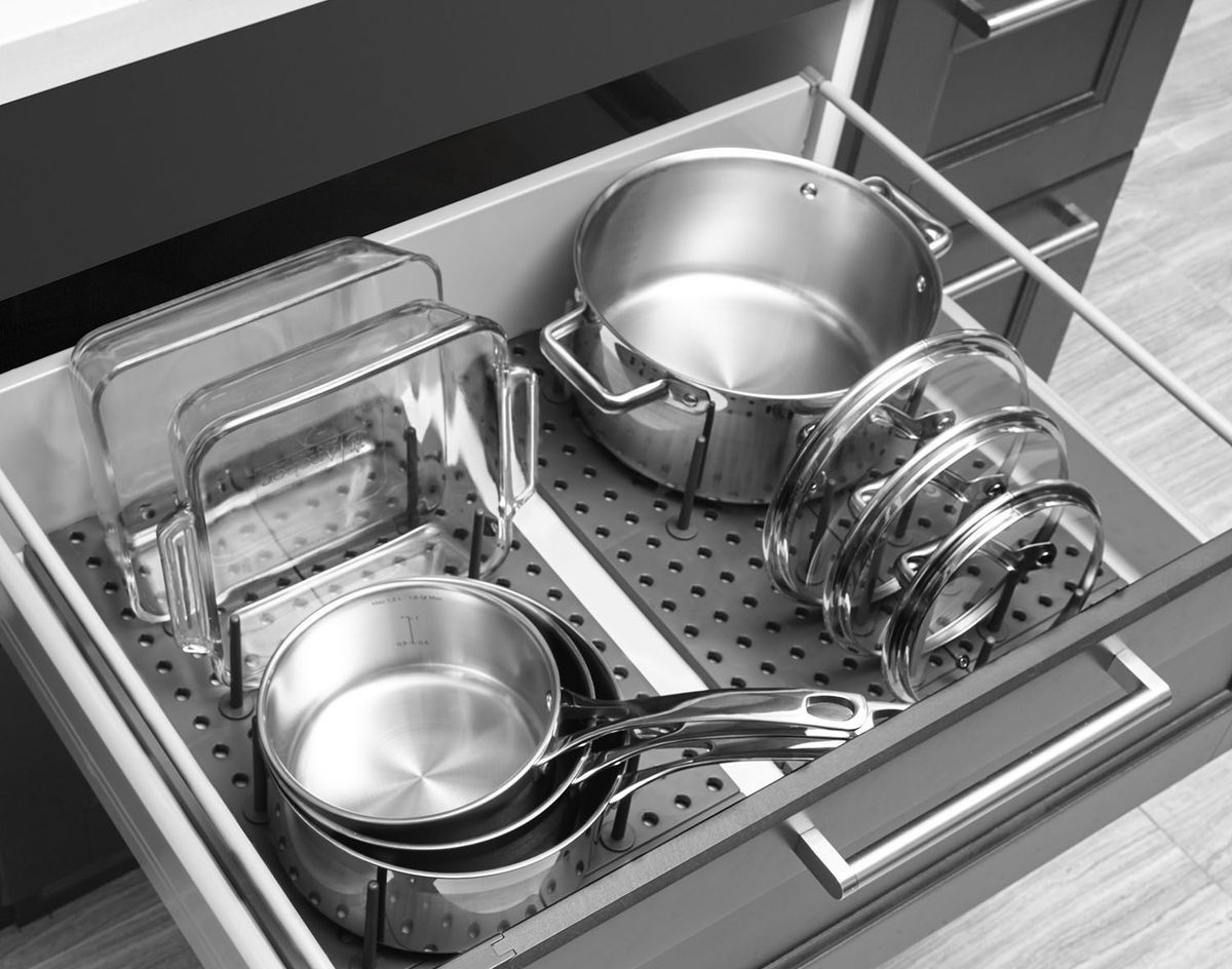 organizzatore con piatti