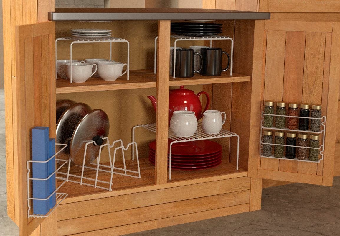 piatti nella credenza