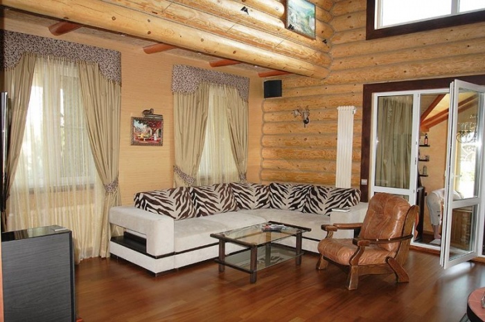 tende per piccole finestre in una casa di legno