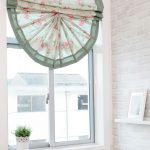 tende per piccole finestre in una casa di legno