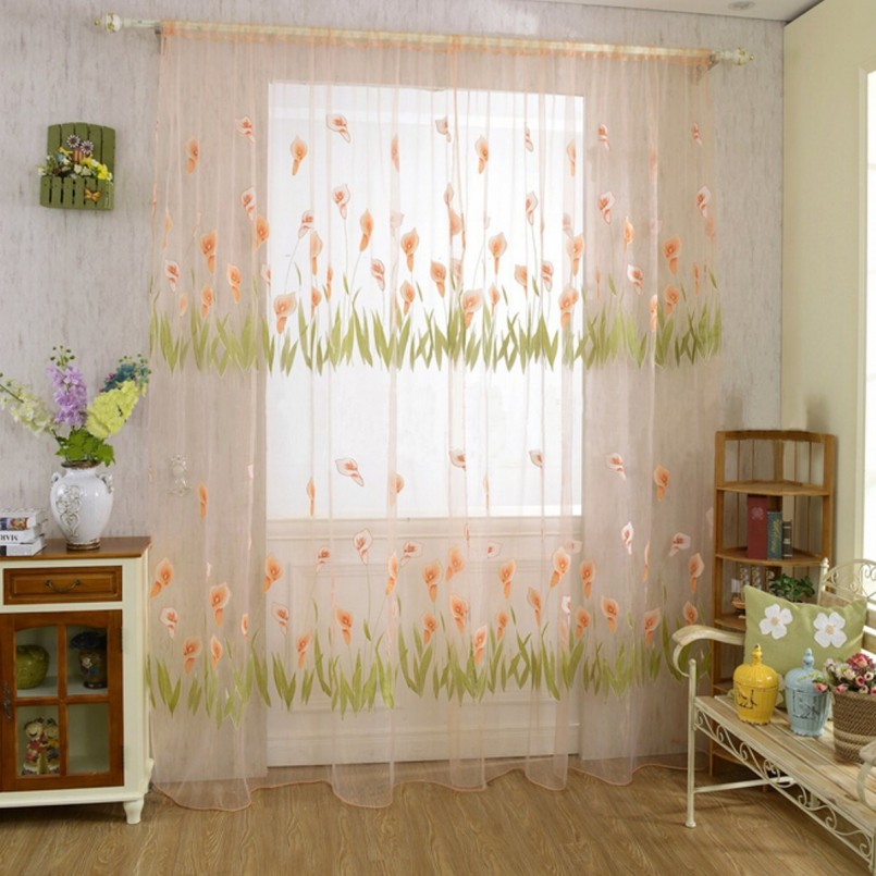 tulle alle finestre con fiori