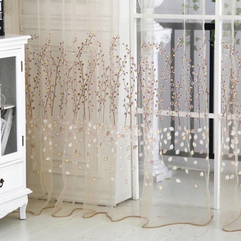 tulle con motivo alle finestre