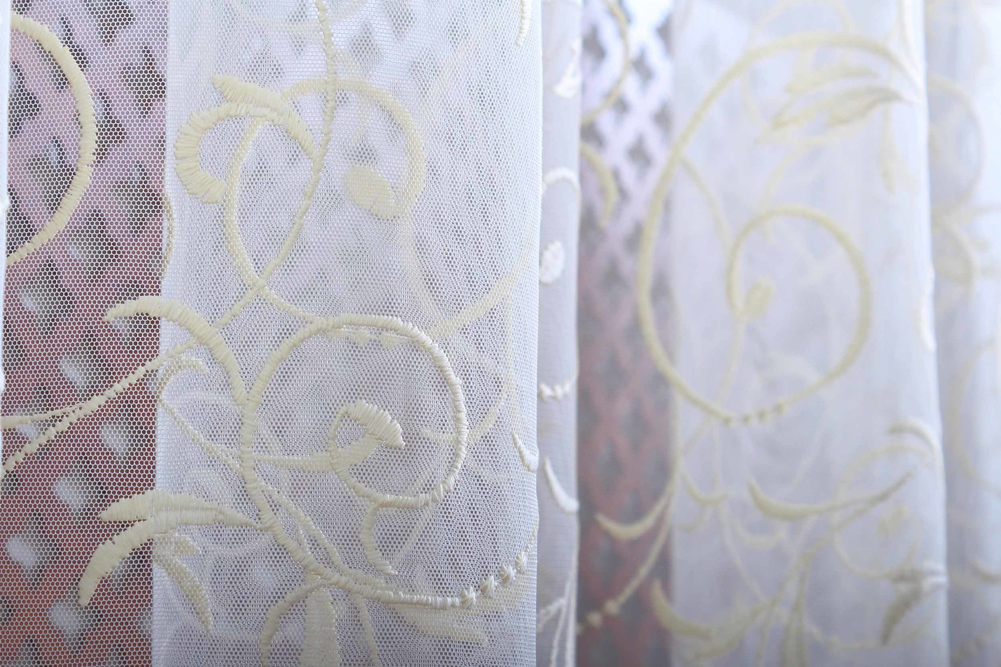 tulle su finestre con monogrammi