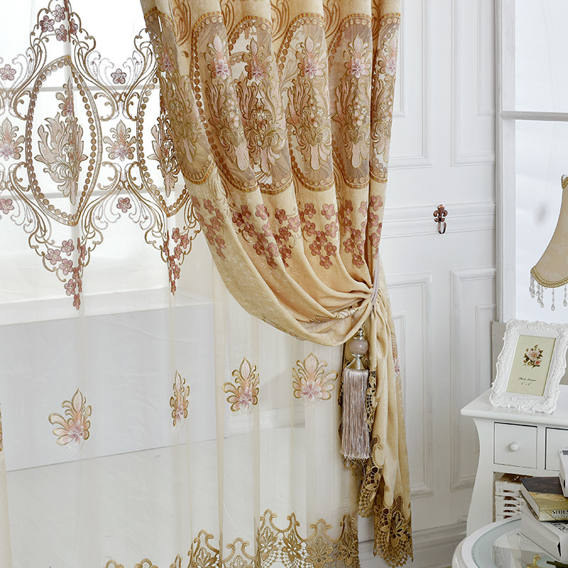 tulle con ricami dorati