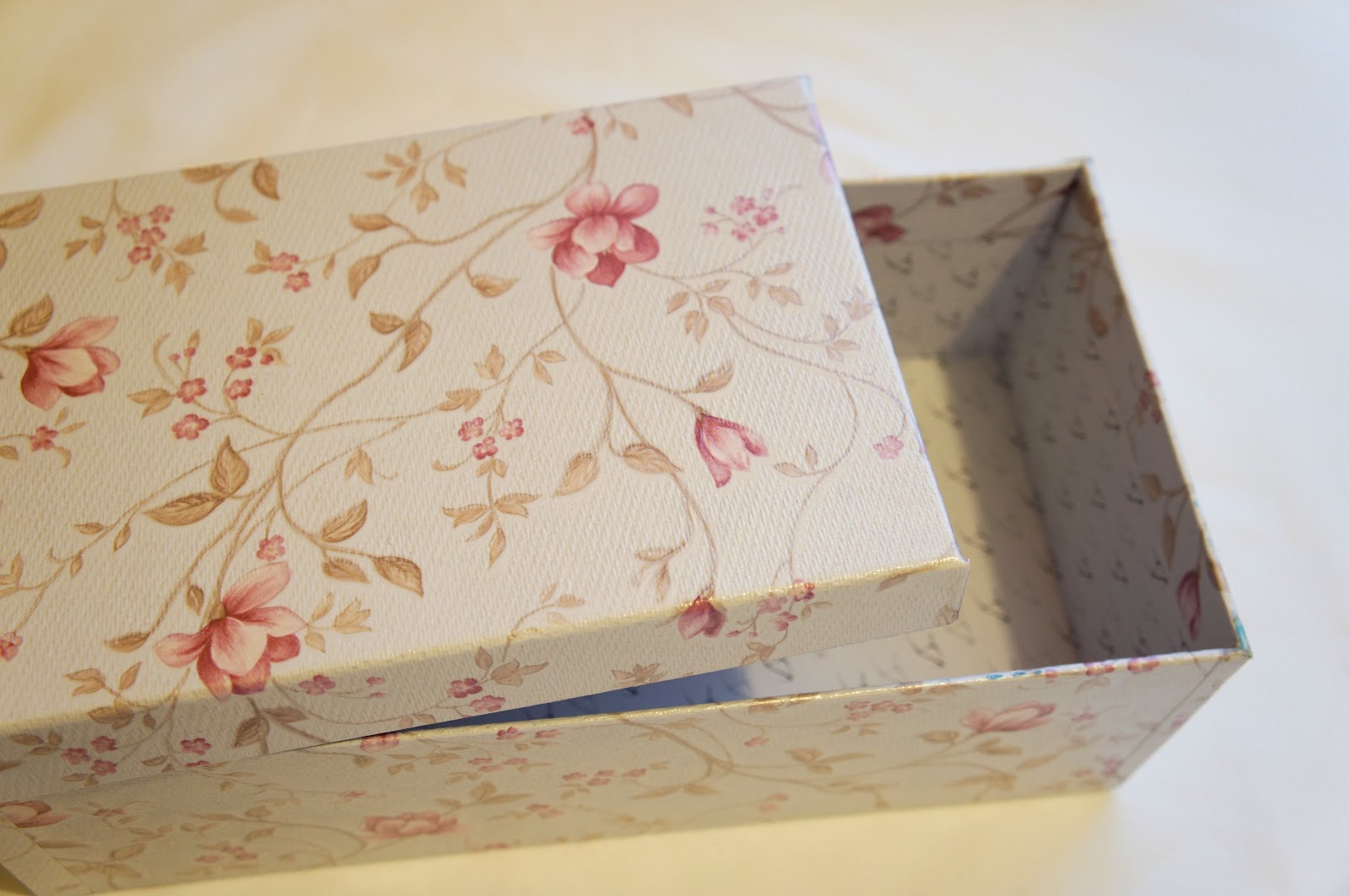 decorare una scatola con la carta da parati
