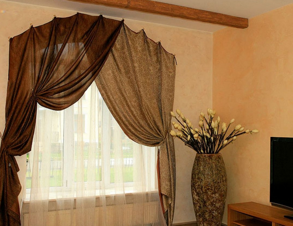 decorazione delle finestre con tende senza cornice