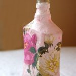 idee per decorare bottiglie di vino con decoupage