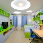 tulle in una cameretta per bambini con tende blu