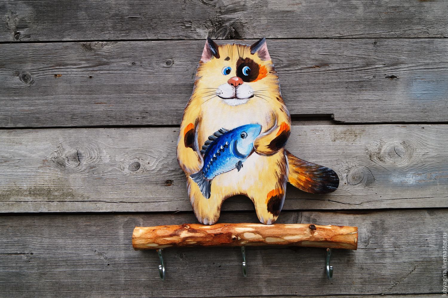 gatto domestico con pesce