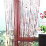 decorazione di tende infilate con perline