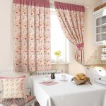 decorazione di tende corte per la cucina