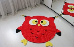 tappeto lavorato a maglia con decorazione a forma di gufo