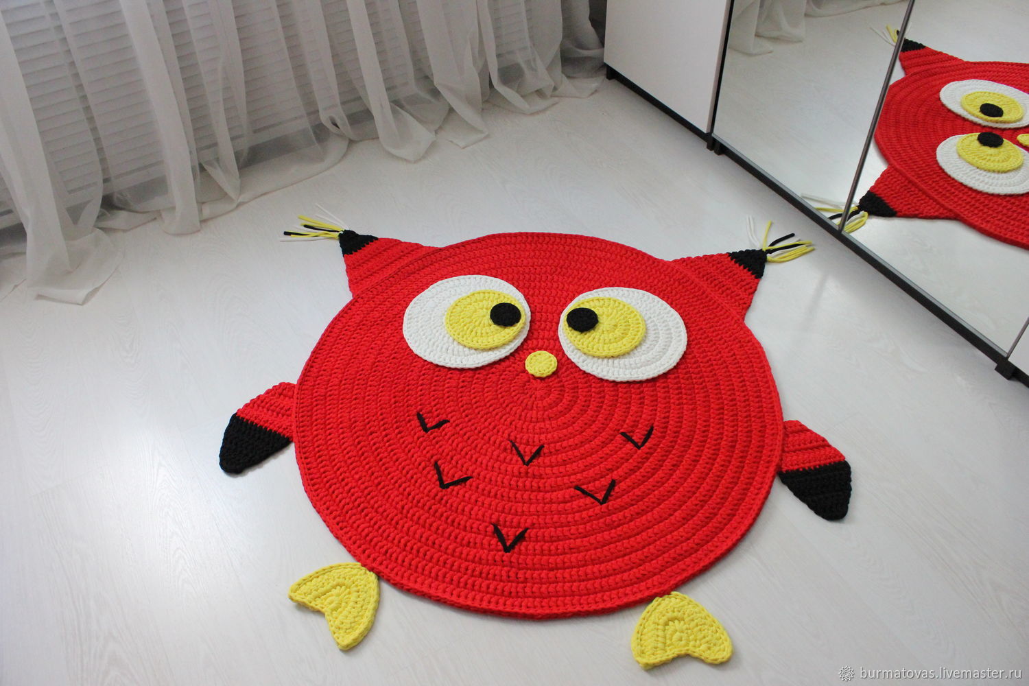 tappeto lavorato a maglia con decorazione a forma di gufo