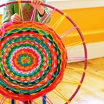 Tappeto fai da te con vecchi oggetti decorativi