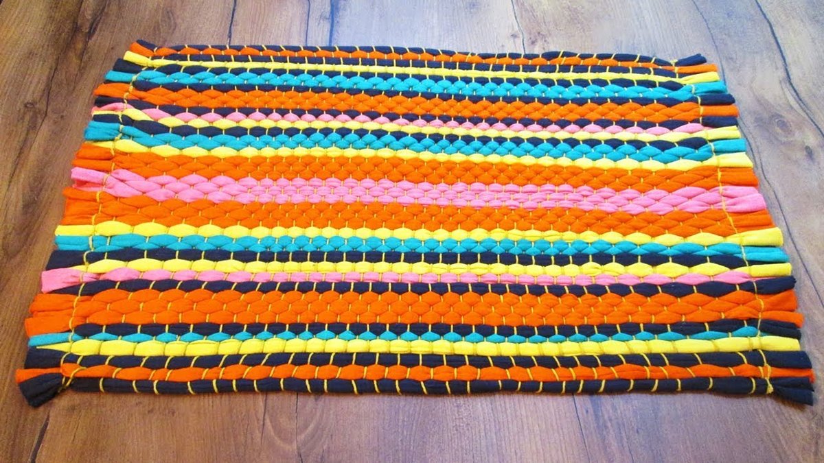 tappeti di design realizzati con oggetti vecchi