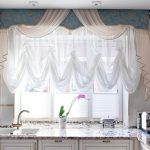 tulle per la cucina con un lambrequin