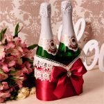 Decorazione con bottiglia di champagne per foto di nozze
