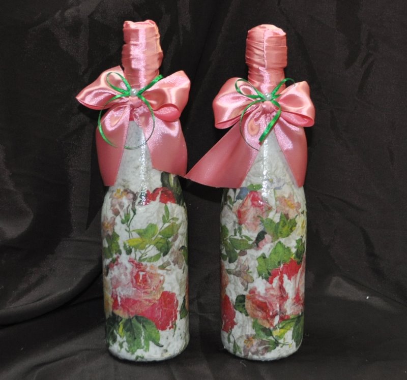 decorare bottiglie di champagne con vernici per un matrimonio